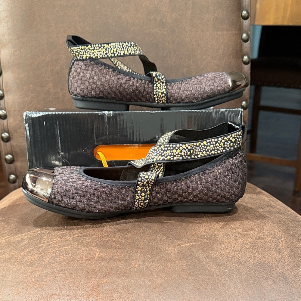 bernie mev. Brown and Black Flats with Gold Accents - Picture 4 of 7